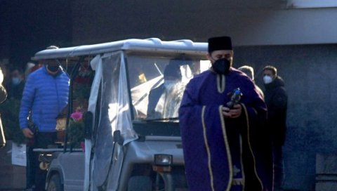 САХРАНЕ У СРБИЈИ У ВРЕМЕ КОРОНЕ: Размак између опела само 15 минута, а разлог је застрашујућ САХРАНЕ У СРБИЈИ У ВРЕМЕ КОРОНЕ: Размак између опела само 15 минута, а разлог је застрашујућ