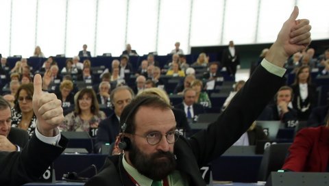АНТИГЕЈ БОРАЦ НА ГЕЈ - ОРГИЈАМА: Мађарски политичар ухваћен у деликту - поднео оставку АНТИГЕЈ БОРАЦ НА ГЕЈ - ОРГИЈАМА: Мађарски политичар ухваћен у деликту - поднео оставку