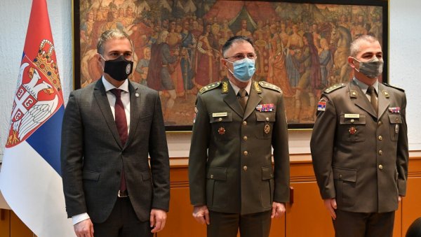 НЕБОЈША СТЕФАНОВИЋ УРУЧИО УКАЗЕ ПРЕДСЕДНИКА: Унапређења за припаднике Војске Србије од стране председника Републике и врховног команданта НЕБОЈША СТЕФАНОВИЋ УРУЧИО УКАЗЕ ПРЕДСЕДНИКА: Унапређења за припаднике Војске Србије од стране председника Републике и врховног команданта