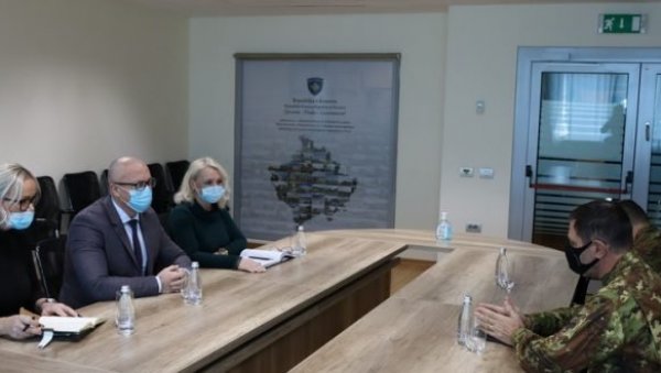 ТЕМА РАЗГОВОРА ПИТАЊЕ БЕЗБЕДНОСТИ: Састанак министра Ракића и новоименованог команданта КФОР ТЕМА РАЗГОВОРА ПИТАЊЕ БЕЗБЕДНОСТИ: Састанак министра Ракића и новоименованог команданта КФОР