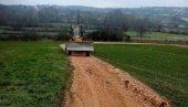 IZ BUDŽETA 3O MILIONA: Uređuju se atarski putevi na području opštine Knić IZ BUDŽETA 3O MILIONA: Uređuju se atarski putevi na području opštine Knić