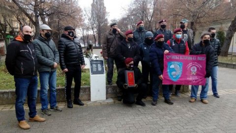 СИМБОЛ ЛЕТЕЋЕГ БРАТСТВА: Јединствена застава 63. падобранске бригаде путује по Србији СИМБОЛ ЛЕТЕЋЕГ БРАТСТВА: Јединствена застава 63. падобранске бригаде путује по Србији