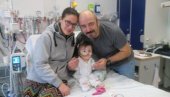 SKUPLJEN NOVAC ZA LEČENJE MALE ANIKE: Roditelji objavili poruku koja tera suze na oči SKUPLJEN NOVAC ZA LEČENJE MALE ANIKE: Roditelji objavili poruku koja tera suze na oči