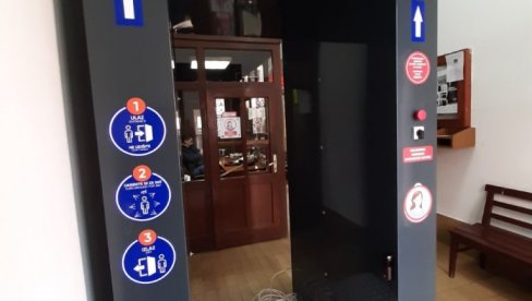БУДИМО ОДГОВОРНИ - ЧУВАЈМО ЈЕДНИ ДРУГЕ: Тунели за дезинфекцију постављени у јавним институцијама Бијељине (ФОТО) БУДИМО ОДГОВОРНИ - ЧУВАЈМО ЈЕДНИ ДРУГЕ: Тунели за дезинфекцију постављени у јавним институцијама Бијељине (ФОТО)