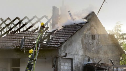 ПОЖАР У ОКОЛИНИ КРУШЕВЦА: Ватра прогутала 100 квадрата крова ПОЖАР У ОКОЛИНИ КРУШЕВЦА: Ватра прогутала 100 квадрата крова