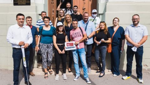 ИНИЦИЈАТИВА ЗРЕЊАНИНАЦА: Новац за новогодишње славље дати за лечење болесне деце, петицију потписало више од 50 хиљада људи ИНИЦИЈАТИВА ЗРЕЊАНИНАЦА: Новац за новогодишње славље дати за лечење болесне деце, петицију потписало више од 50 хиљада људи
