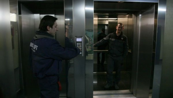 НА МЕТИ ЛОПОВА И ЛИФТОВИ: У Појединим престоничким вишеспратницама додатна опрема често није у функцији због разбојника НА МЕТИ ЛОПОВА И ЛИФТОВИ: У Појединим престоничким вишеспратницама додатна опрема често није у функцији због разбојника