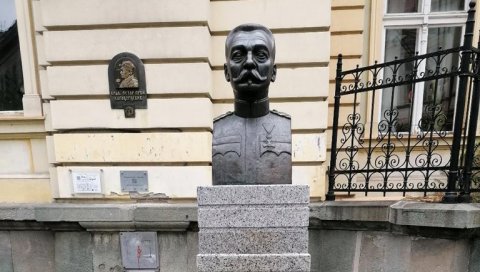 БИСТЕ ЗАСИЈАЛЕ СТАРИМ СЈАЈЕМ: Завод за заштиту споменика умио Краља Петра, Војводе Мишића и Бојовића БИСТЕ ЗАСИЈАЛЕ СТАРИМ СЈАЈЕМ: Завод за заштиту споменика умио Краља Петра, Војводе Мишића и Бојовића