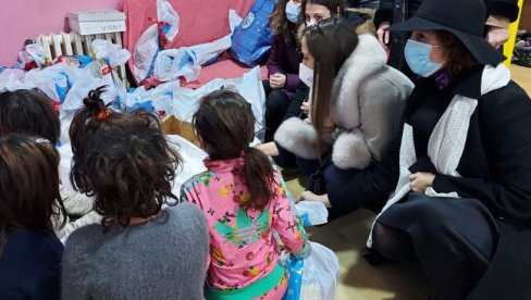 УЛЕПШАЛИ ПРАЗНИКЕ ДЕЦИ БЕЗ РОДИТЕЉА: Студенти поделили пакетиће малишанима у свратишту УЛЕПШАЛИ ПРАЗНИКЕ ДЕЦИ БЕЗ РОДИТЕЉА: Студенти поделили пакетиће малишанима у свратишту