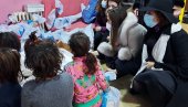 УЛЕПШАЛИ ПРАЗНИКЕ ДЕЦИ БЕЗ РОДИТЕЉА: Студенти поделили пакетиће малишанима у свратишту УЛЕПШАЛИ ПРАЗНИКЕ ДЕЦИ БЕЗ РОДИТЕЉА: Студенти поделили пакетиће малишанима у свратишту