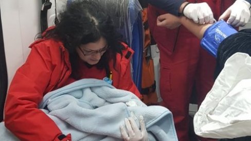 БЕБА ЈОЈ ЈЕ БУКВАЛНО ИСПАЛА ИЗ СТОМАКА: Јанићијевићи нису ни знали да чекају принову, малишан рођен у дневној соби (ФОТО) БЕБА ЈОЈ ЈЕ БУКВАЛНО ИСПАЛА ИЗ СТОМАКА: Јанићијевићи нису ни знали да чекају принову, малишан рођен у дневној соби (ФОТО)