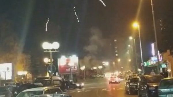 ВАТРОМЕТ У БЕРАНАМА: Грађани славе избор нове Владе Црне Горе (ВИДЕО) ВАТРОМЕТ У БЕРАНАМА: Грађани славе избор нове Владе Црне Горе (ВИДЕО)