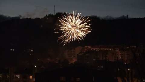 СЛАВЉЕ НА УЛИЦАМА ПЉЕВАЉА: Ватромет због избора нове владе, градом пролазе возила окићена заставама (ФОТО) СЛАВЉЕ НА УЛИЦАМА ПЉЕВАЉА: Ватромет због избора нове владе, градом пролазе возила окићена заставама (ФОТО)