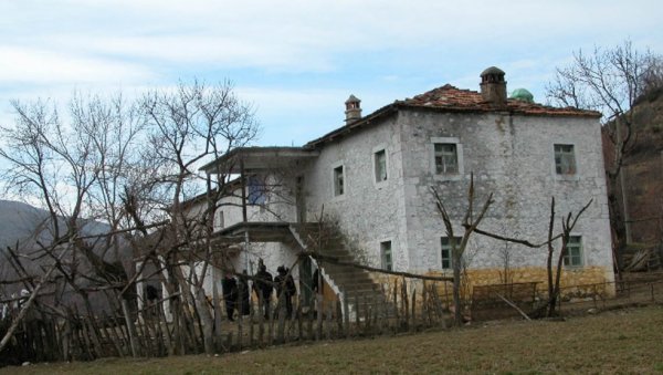 АПОТЕОЗА ЗЛА И ДРАМАТУРГИЈА ПАКЛА СКАНДАЛА СА ЖУТОМ КУЋОМ: Грохот Антихриста АПОТЕОЗА ЗЛА И ДРАМАТУРГИЈА ПАКЛА СКАНДАЛА СА ЖУТОМ КУЋОМ: Грохот Антихриста