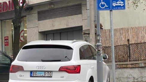 ИМА ЛИ КРАЈА БАХАТОСТИ: Ауди се паркирао на месту за инвалиде, од Ока се сакрио маском (ФОТО) ИМА ЛИ КРАЈА БАХАТОСТИ: Ауди се паркирао на месту за инвалиде, од Ока се сакрио маском (ФОТО)