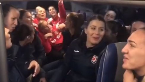 NEPRIMERENO U SVAKOM POGLEDU: Rukometašice Hrvatske pobedu slavile uz Tompsonove pesme! NEPRIMERENO U SVAKOM POGLEDU: Rukometašice Hrvatske pobedu slavile uz Tompsonove pesme!