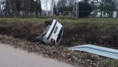 SAOBRAĆAJKA U PIROTU: Reno sleteo u kanal Rasničke reke (FOTO SA MESTA NESREĆE) SAOBRAĆAJKA U PIROTU: Reno sleteo u kanal Rasničke reke (FOTO SA MESTA NESREĆE)