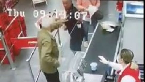 СНИМАК ТУЧЕ ПЕНЗИОНЕРА ПОСТАО ХИТ У РЕГИОНУ: Старци се песничили код касе, док се цео супермаркет смејао (ВИДЕО) СНИМАК ТУЧЕ ПЕНЗИОНЕРА ПОСТАО ХИТ У РЕГИОНУ: Старци се песничили код касе, док се цео супермаркет смејао (ВИДЕО)