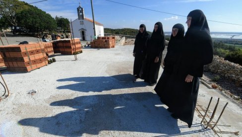 JAUK NARODA I MONAHINJA SA BRISKE GORE: Potresno sećanje na rušenje manastirskog konaka iznad Ulcinja i mitropolitove suze JAUK NARODA I MONAHINJA SA BRISKE GORE: Potresno sećanje na rušenje manastirskog konaka iznad Ulcinja i mitropolitove suze