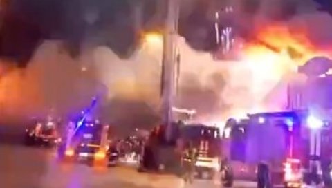 ВЕЛИКИ ПОЖАР У РУСИЈИ: Ватра букнула у радњи за пиротехнику, гори 3.000 квадратних метара тржног центра (ВИДЕО) ВЕЛИКИ ПОЖАР У РУСИЈИ: Ватра букнула у радњи за пиротехнику, гори 3.000 квадратних метара тржног центра (ВИДЕО)