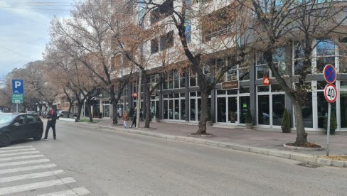 NA 300 METARA OD KOVID BOLNICE: Sunčan dan izmamio Nišlije na ulice, gradski park prepun ljudi! (FOTO) NA 300 METARA OD KOVID BOLNICE: Sunčan dan izmamio Nišlije na ulice, gradski park prepun ljudi! (FOTO)