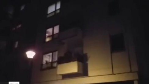 NAJTUŽNIJA SCENA ISPRED ZGRADE U KOJOJ JE ŽIVEO DŽEJ: Komšije otvorile prozore i pevaju Nedelja, a svi smo tu NAJTUŽNIJA SCENA ISPRED ZGRADE U KOJOJ JE ŽIVEO DŽEJ: Komšije otvorile prozore i pevaju Nedelja, a svi smo tu