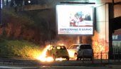 ГОРЕ АУТОМОБИЛИ У БЕОГРАДУ: У Поп Лукиној ватра гута два возила (ФОТО/ВИДЕО) ГОРЕ АУТОМОБИЛИ У БЕОГРАДУ: У Поп Лукиној ватра гута два возила (ФОТО/ВИДЕО)