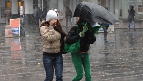 DANAS I DO 23 STEPENA, VEĆ SUTRA POVRATAK ZIME: Ciklon stiže u Srbiju - očekuju se i olujni udari vetra