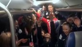 СКАНДАЛОЗНО ПОНАШАЊЕ ХРВАТИЦА: Уз усташку песму се спремају за Србију (ВИДЕО) СКАНДАЛОЗНО ПОНАШАЊЕ ХРВАТИЦА: Уз усташку песму се спремају за Србију (ВИДЕО)