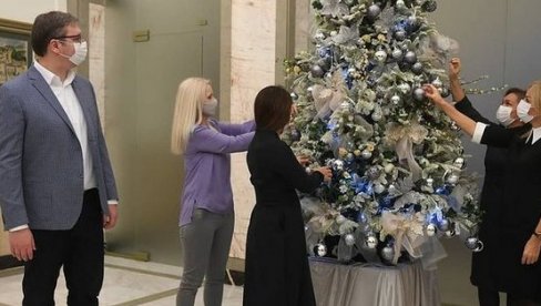 OKIĆENA JELKA U PREDSEDNIŠTVU: Predsednik Vučić objavio fotografije, posebna zahvalnost damama koje su je ukrasile (FOTO) OKIĆENA JELKA U PREDSEDNIŠTVU: Predsednik Vučić objavio fotografije, posebna zahvalnost damama koje su je ukrasile (FOTO)