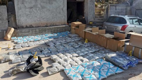 PRONAĐENI DROGA I ORUŽJE U OKOLINI NIŠA: Zaplenjeno 220 kilograma marihuane, Vulin: Svaki narko diler je ubica naše dece (FOTO) PRONAĐENI DROGA I ORUŽJE U OKOLINI NIŠA: Zaplenjeno 220 kilograma marihuane, Vulin: Svaki narko diler je ubica naše dece (FOTO)