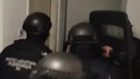 КРАЈ ДРАМЕ У НОВОМ САДУ: Предао се гост хотела који је претио бомбом, Интервентна прегледа собу КРАЈ ДРАМЕ У НОВОМ САДУ: Предао се гост хотела који је претио бомбом, Интервентна прегледа собу