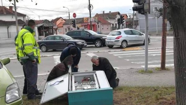 ОЛУЈНА КОШАВА У ПАРАЋИНУ: Јак ветар дува до 74 километра на сат, оборио разводни ормар који напаја семафоре ОЛУЈНА КОШАВА У ПАРАЋИНУ: Јак ветар дува до 74 километра на сат, оборио разводни ормар који напаја семафоре