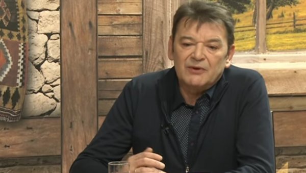 ПОНАВЉАО ПРВИ РАЗРЕД ЗБОГ ФИЗИЧКОГ: Тужна сећања на Тику Арсића - Бацио куглу на професора уместо на терен! ПОНАВЉАО ПРВИ РАЗРЕД ЗБОГ ФИЗИЧКОГ: Тужна сећања на Тику Арсића - Бацио куглу на професора уместо на терен!