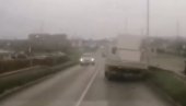 SVA SILA ORKANSKOG VETRA NA SNIMKU IZ NOVOG SADA: Zanosi kamion u stranu - pa oduva sve sa prikolice (VIDEO)