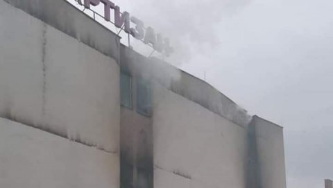 ПОЖАР У РОБНОЈ КУЋИ, ДИМ КУЉАО ВАН ЗГРАДЕ: Пуком срећом и брзом акцијом ватрогасаца избегнута трагедија! (ФОТО) ПОЖАР У РОБНОЈ КУЋИ, ДИМ КУЉАО ВАН ЗГРАДЕ: Пуком срећом и брзом акцијом ватрогасаца избегнута трагедија! (ФОТО)