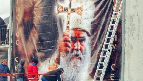 МОЈКОВЧАНИ ЧУВАЈУ СЕЋАЊЕ НА ЂЕДА: Лик Амфилохија осликан преко пута храма Христовог рождества (ФОТО) МОЈКОВЧАНИ ЧУВАЈУ СЕЋАЊЕ НА ЂЕДА: Лик Амфилохија осликан преко пута храма Христовог рождества (ФОТО)