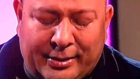 PLAKAO JE KAO MALO DETE USRED EMISIJE: Javila mu se jedna žena, jedva je smogao snage da joj odgovori (VIDEO) PLAKAO JE KAO MALO DETE USRED EMISIJE: Javila mu se jedna žena, jedva je smogao snage da joj odgovori (VIDEO)