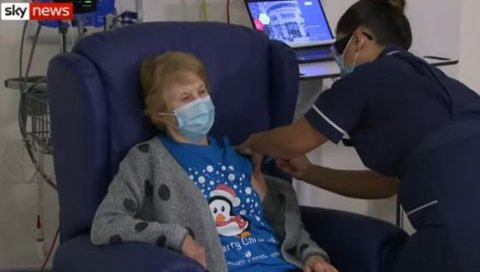 БАКА (90) ПРВА НА СВЕТУ ПРИМИЛА ФАЈЗЕРОВУ ВАКЦИНУ: Велика Британија започела вакцинацију против ковида-19 (ВИДЕО) БАКА (90) ПРВА НА СВЕТУ ПРИМИЛА ФАЈЗЕРОВУ ВАКЦИНУ: Велика Британија започела вакцинацију против ковида-19 (ВИДЕО)