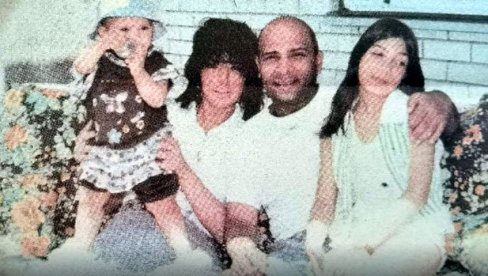 NEVIĐENE PORODIČNE FOTOGRAFIJE DŽEJA RAMADANOVSKOG: Folker u zagrljaju supruge Nade i ćerki Ane i Marije (FOTO) NEVIĐENE PORODIČNE FOTOGRAFIJE DŽEJA RAMADANOVSKOG: Folker u zagrljaju supruge Nade i ćerki Ane i Marije (FOTO)