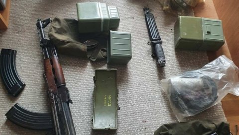ТОКОМ НОЋИ СЕ ЧУЛА ПУЦЊАВА: Када је полиција претресла кућу Зворничанина, одмах га је ухапсила! (ФОТО) ТОКОМ НОЋИ СЕ ЧУЛА ПУЦЊАВА: Када је полиција претресла кућу Зворничанина, одмах га је ухапсила! (ФОТО)
