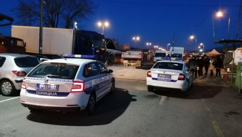 ЈУРИЛА ЉУБИМЦА, ЗАВРШИЛА ПОД ТОЧКОВИМА: Наочиглед продаваца, код нишке Кванташке пијаце настрадала В. К. (66) ЈУРИЛА ЉУБИМЦА, ЗАВРШИЛА ПОД ТОЧКОВИМА: Наочиглед продаваца, код нишке Кванташке пијаце настрадала В. К. (66)