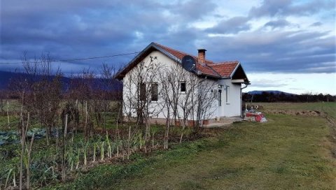 ЈОШ ЈЕДАН НАПАД НА СРБЕ ПОВРАТНИКЕ НА КиМ: Радоју насилник провалио у кућу и ножем насрнуо на њега! (ФОТО) ЈОШ ЈЕДАН НАПАД НА СРБЕ ПОВРАТНИКЕ НА КиМ: Радоју насилник провалио у кућу и ножем насрнуо на њега! (ФОТО)