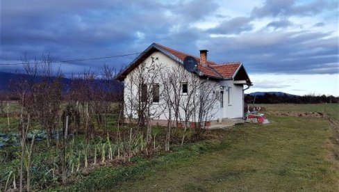 JOŠ JEDAN NAPAD NA SRBE POVRATNIKE NA KiM: Radoju nasilnik provalio u kuću i nožem nasrnuo na njega! (FOTO) JOŠ JEDAN NAPAD NA SRBE POVRATNIKE NA KiM: Radoju nasilnik provalio u kuću i nožem nasrnuo na njega! (FOTO)