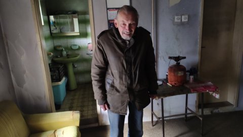 БЕЗ СТРУЈЕ И ГРЕЈАЊА 13 ГОДИНА: Зрењанинац Милан Момирски деценију живи уз свећу у хладној кући БЕЗ СТРУЈЕ И ГРЕЈАЊА 13 ГОДИНА: Зрењанинац Милан Момирски деценију живи уз свећу у хладној кући