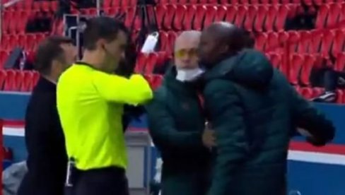 ONAJ CRNI, PROVERI KO JE: Procurio razgovor sudija, ovo je razlog za prekid meča u Parizu (VIDEO) ONAJ CRNI, PROVERI KO JE: Procurio razgovor sudija, ovo je razlog za prekid meča u Parizu (VIDEO)