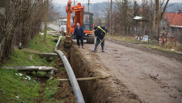 ОТПИС ДУГОВА ЗБОГ УВЕЋАНИХ РАЧУНА: Проблеми због блок водомера у Јајинцима постају прошлост ОТПИС ДУГОВА ЗБОГ УВЕЋАНИХ РАЧУНА: Проблеми због блок водомера у Јајинцима постају прошлост