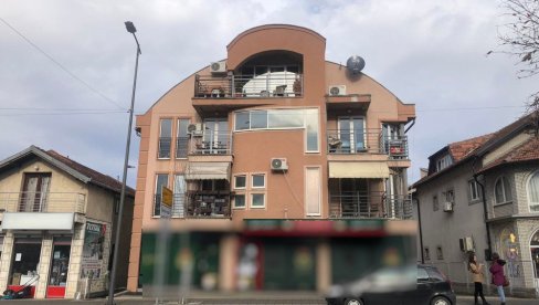 НОВИ ДЕТАЉИ СМРТИ У ЛАЗАРЕВЦУ: Кобан пад са терасе - полиција утврђује околности под којима је страдао мушкарац НОВИ ДЕТАЉИ СМРТИ У ЛАЗАРЕВЦУ: Кобан пад са терасе - полиција утврђује околности под којима је страдао мушкарац