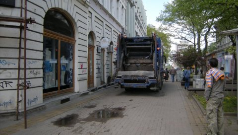 САОБРАЋАЈКА У ЦЕНТРУ КИКИНДЕ: Камион комуналне фирме ударио старицу, превезена у болницу САОБРАЋАЈКА У ЦЕНТРУ КИКИНДЕ: Камион комуналне фирме ударио старицу, превезена у болницу