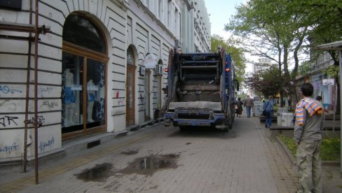 САОБРАЋАЈКА У ЦЕНТРУ КИКИНДЕ: Камион комуналне фирме ударио старицу, превезена у болницу САОБРАЋАЈКА У ЦЕНТРУ КИКИНДЕ: Камион комуналне фирме ударио старицу, превезена у болницу